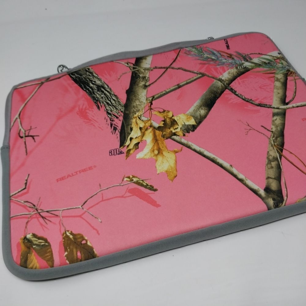NWT. 15.6" REALTREE LAPTOP SLEEVE. .